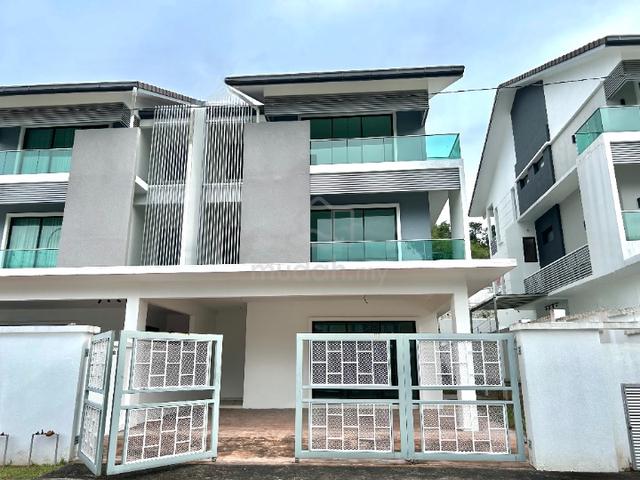 Gated Guarded Triple Storey Semi D Tmn Bkt Berlian Tropika 1