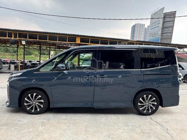 Toyota Voxy 2.0 S-Z Grey Color / Power Boot - 4