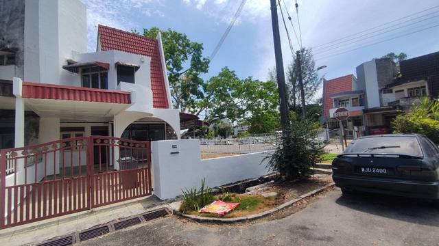 corner lot tanah luas,baru cat cantik 1