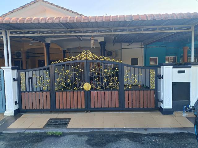 Rumah yang cantik selesa, baru di cat serta mempunyai Porch yang besar 1