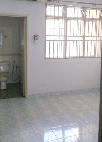 Middle empty Room to let kota kemuning (double storey) 1