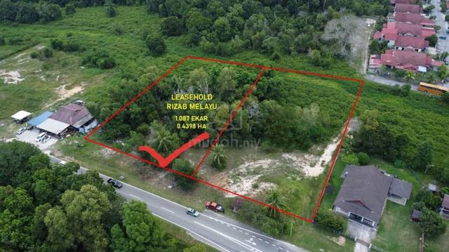 Tepi Jalan Besar Tanah Agriculture di Kg.Cempaka Penor Kuantan Pahang 1