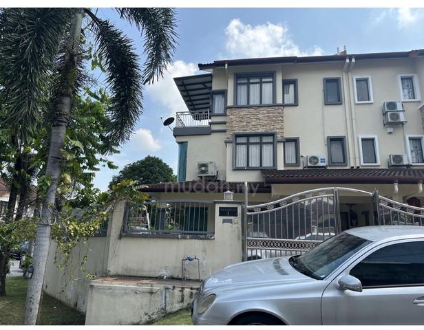 corner house with super location 1