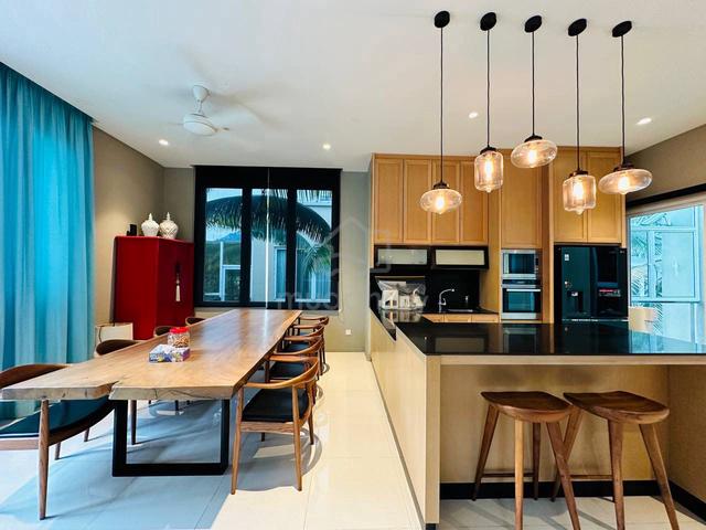 Corner Bungalow Extensive Renovated Contours Melawati 1