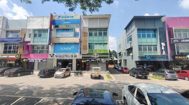 Bandar Dato Onn 3 Storey Shop of 2nd Floor Facing Main Road 1