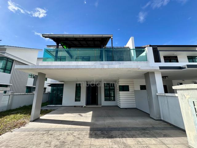 24 hours guarded Freehold Renovated 2 Storey Semi-D 1