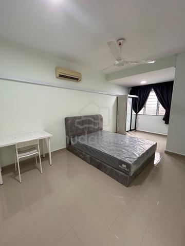 [Mixed gender Unit] Master bedroom at SS21/13, Damansara Utama 1