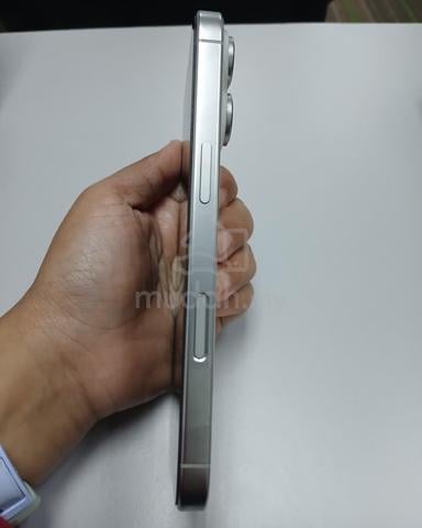 Iphone 16 Pro (White) - photo 3 of 5