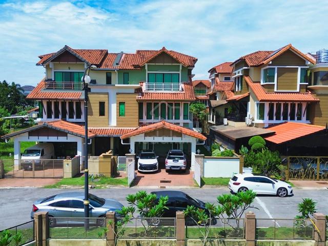 BEAUTIFUL 2.5 Storey Semi D Country Heights, Kajang 1