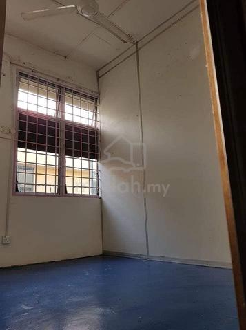 Room with window inside at Taman Klang Utama 1