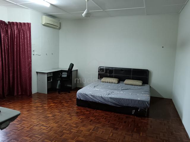 Master bedroom with own bathroom for rent 1