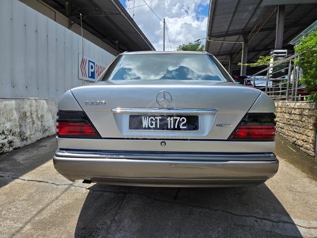 1995 Mercedes Benz 220E 2.2 (A) - 4
