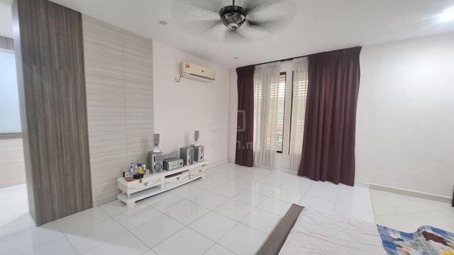 Big Double Storey Terrace House at Taman Laguna For Sale!! Partial 1
