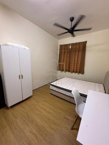 Master bedroom Bilik Sewa Perempuan Sungai Udang 1