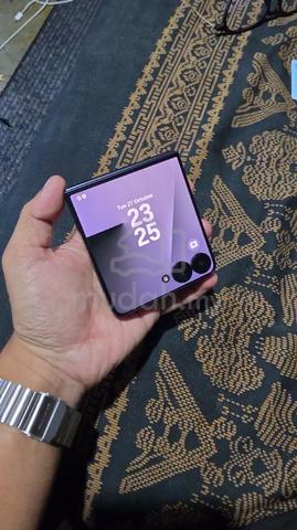 Samsung Z Flip 7 (under warranty) - photo 2 of 6