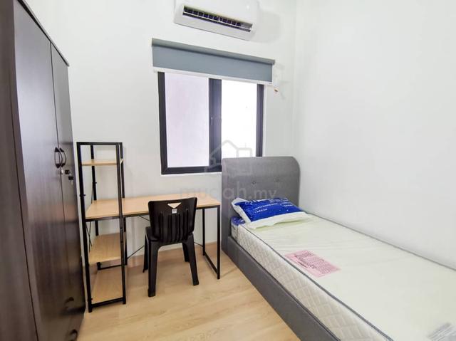 Cozy Small Single Room for Rent Near KLIA Airport (KLIA/KLIA2) 1