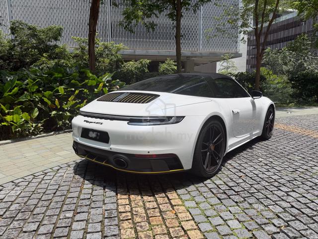 2023 Porsche 911 3.0 TARGA 4 GTS Low Miles - 3