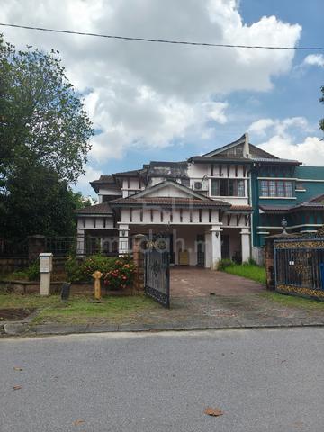 Corner house with big land for sale ! 1