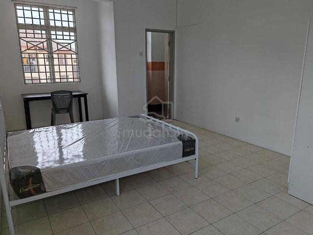 Master Bedroom Besar Untuk Disewa di Bandar Klang, Selangor 1