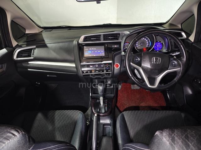 2019 Honda Jazz 1.5 V F/Service 1Owner Like New - 3