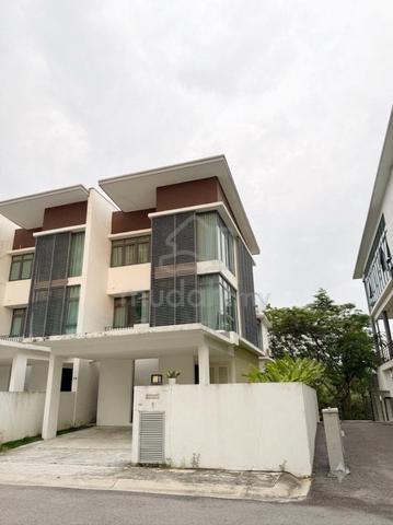 Corner Lot Villa Cristal Serin Residence 1