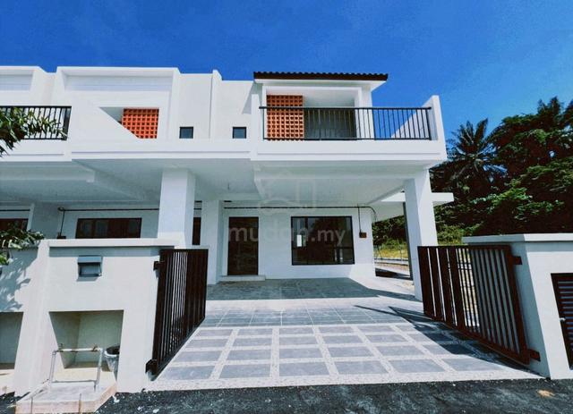 IPOH FREEHOLD Gated Guarded with facilities Double Storey House Perak 1