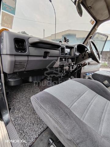 1996 Toyota LANDCRUISER 2.8 II LJ79RV (M) - 3