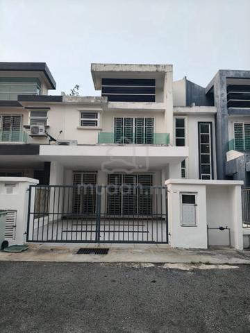 Tiara East Semenyih 2sty 24x70 with 2xair-cond 2xHeater Newly Painted 1