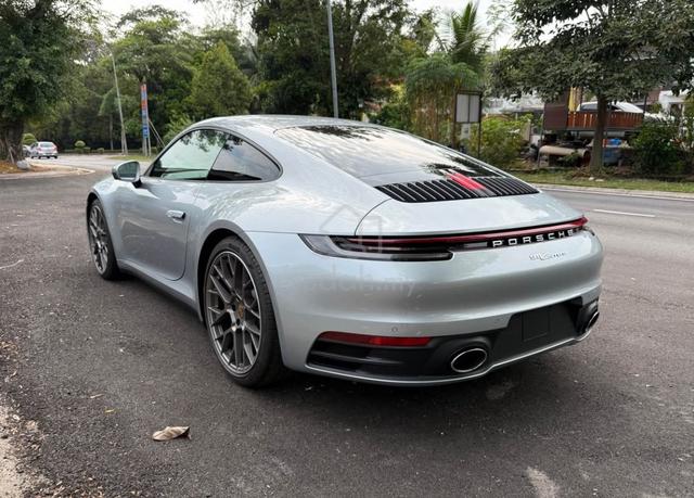 2022 Porsche 911 Carrera - 2
