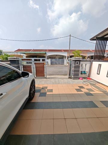 Superlink Single Storey Renovated in Bukit Kristal 1