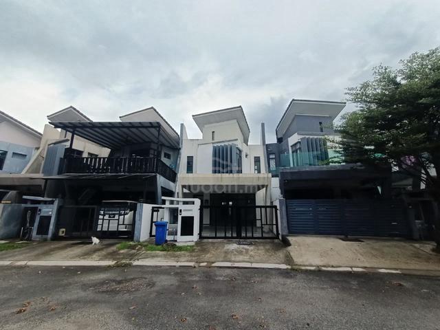 Angular end lot Laman Glenmarie, Seksyen U1 Shah Alam 1