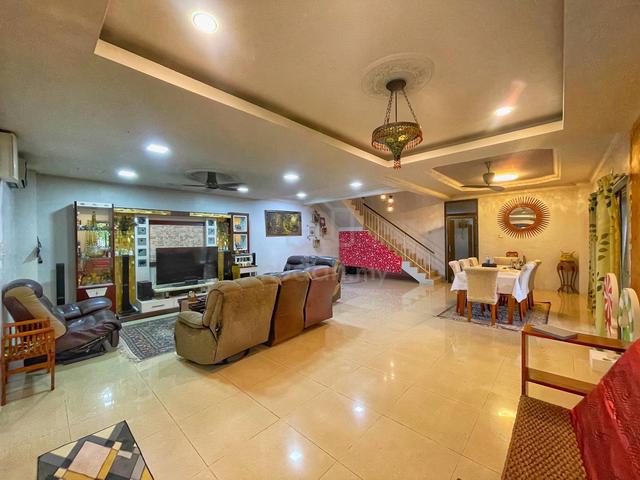 CORNER LOT RENOVED 2.5 Storey Terrace Bandar Nusaputra Puchong 1