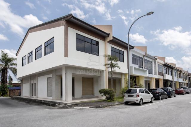 Corner Upper-Floor Hostel Space in Taman Desa Karunmas 1