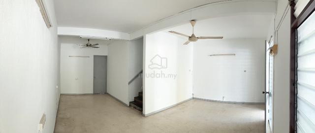 A Well-maintained 2 Storey Terrace at Greenlane Concrete Flooring 1