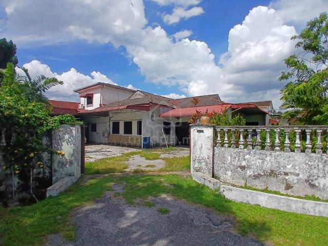 Below Bank Value Bungalow on a 9'569 ft² land at Victoria Park, Ipoh 1
