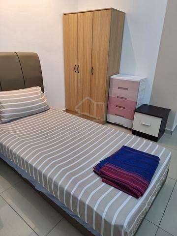 Furnished Single Room Kinrara Walk to LRT Female unit 1