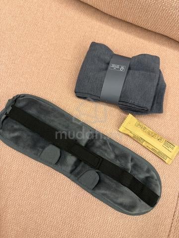 Qatar airways- socks,sleep mask,earplug - photo 2 of 4