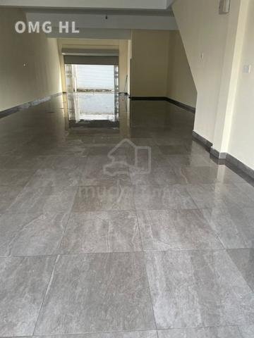 Facing Field Bandar Putera 2 Klan Double Storey Shoplot For Sale !!! 1