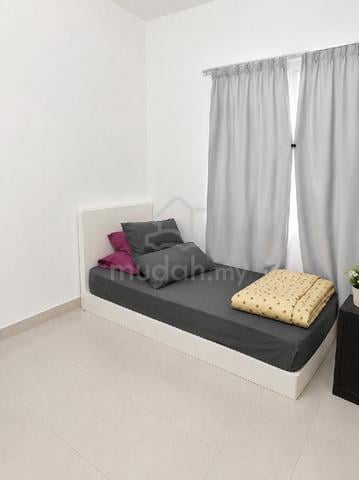 Middle room, non sharing bathroom 1