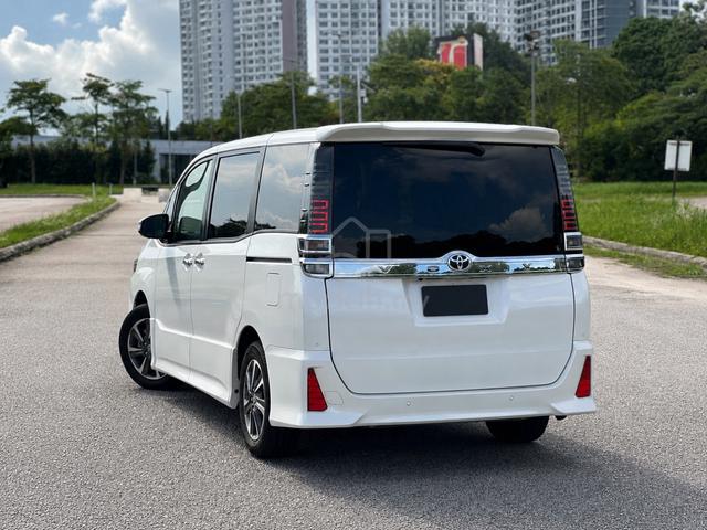 2021 Toyota VOXY 2.0 ZS KIRAMEKI III (A) - 2
