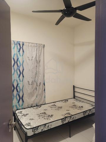 Middle room for rent 1