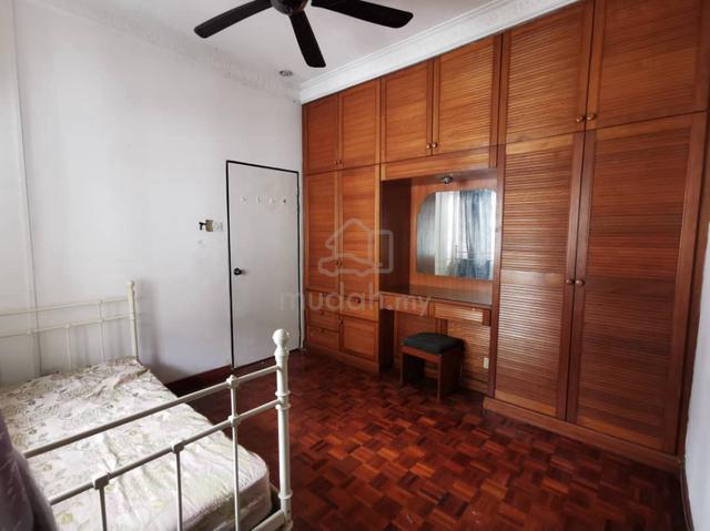 Middle room for ladies near Midvalley 1