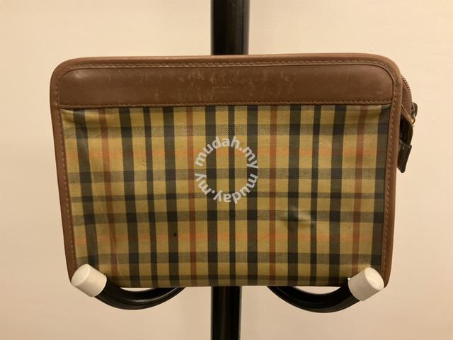 Daks store clutch bag