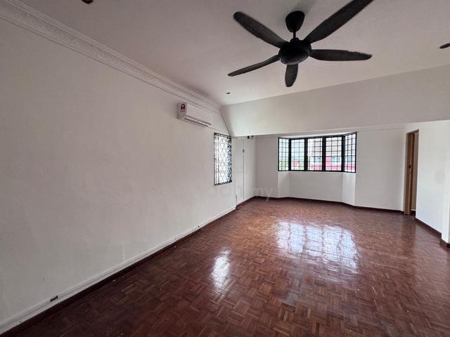 Double Storety Taman Kolam Air 3 + 1 Bed Partially Furnished JB Town 1