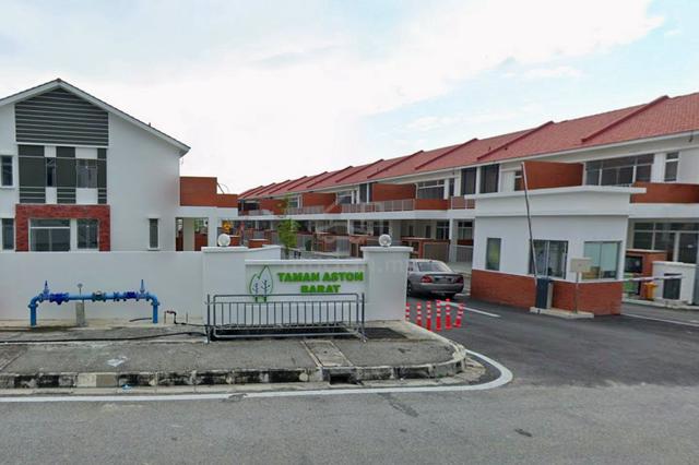 Aston Barat 30ft Backyard Gated Freehold Terrace 1