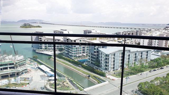 Waterside Residence 1