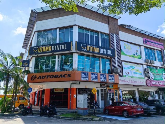 Taman University 3 Storey Shoplot Corner Facing Main Road For Sale 1