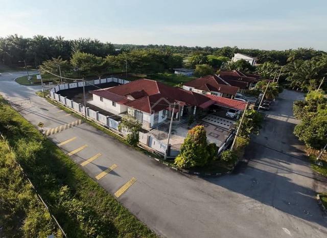 BANGLO TANAH LUAS 🔥🔥 Single Storey Bungalow Taman Jenjarom Permai 1