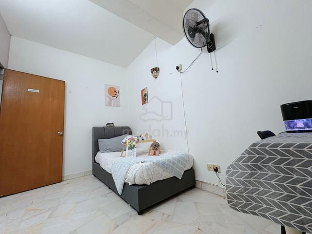 PJS9 Medium Room With Linked Toilet For RENT 1