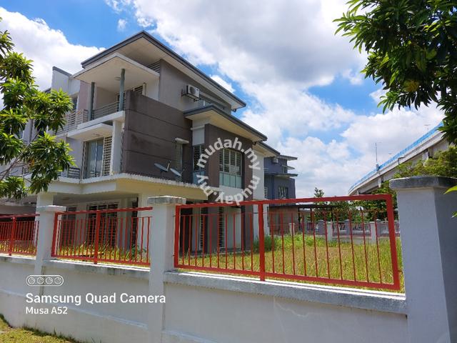 HUGE LAND Area, 2.5 Storey corner unit, Sunway Alam Suria, Shah Alam 1